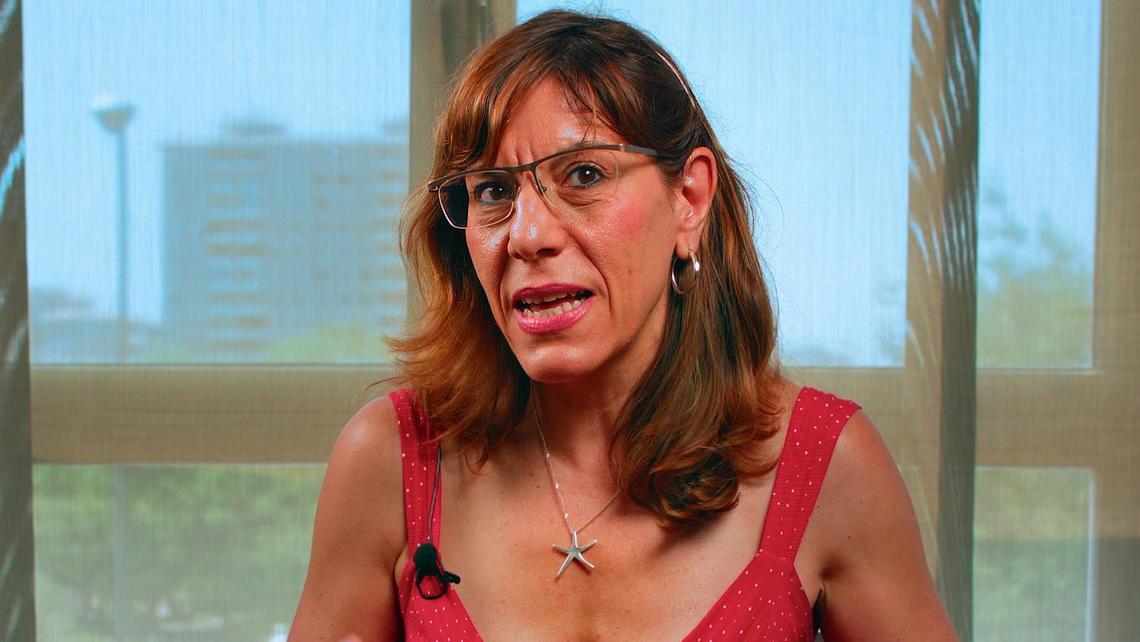 Asistimos a una ola reaccionaria global en la que el trumpismo ha cambiado radicalmente la forma de comunicar de las derechas. Agresividad verbal, provocación, bulos, confusión… Mucho más que un fenómeno local, se trata de un estilo de comunicación que sacude la geopolítica internacional condicionando qué temas entran en la agenda y en qué términos.   Mientras aumentan la polarización y las desigualdades, la alt-right (derecha alternativa) ha hecho suyas las recetas del populismo llenando las redes sociales de discursos de odio, fake news y posturas maniqueas. Hablamos de todo ello con Laura Camargo Fernández, autora de 